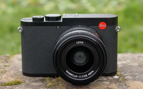 Leica Q2, un gioiello di design e tecnologia. Il suo prezzo riflette la qualità eccezionale.