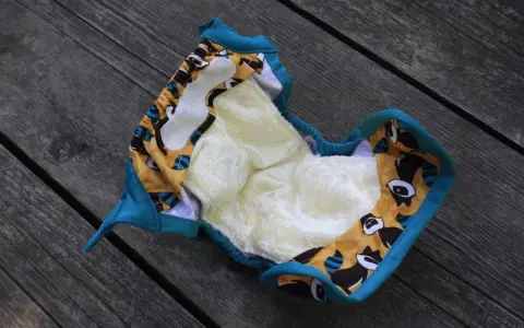 Pieluszka wielorazowa z motywem szopów. Zastanawiasz się, ile pampersów zużywa noworodek? Ta może pomóc ograniczyć liczbę!