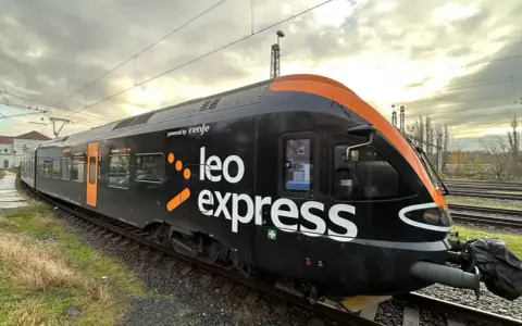 Czarny pociąg Leo Express z pomarańczowymi akcentami, gotowy do podróży z Warszawy do Gdańska.