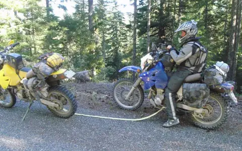 Holowanie motocykla: jak robić to bezpiecznie i zgodnie z prawem?