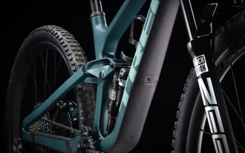 Zielony rower full suspension z amortyzatorem RockShox. Czy to hardtail czy full? Ten rower to zdecydowanie full.