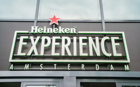 Wejście do muzeum Heineken Experience w Amsterdamie.