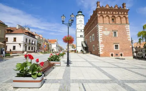 Rynek w Sandomierzu, największy rynek w Polsce, z ratuszem i kamieniczkami.