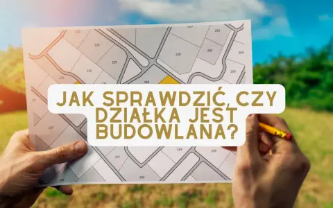 Mapa z podziałem na działki, jedna z nich jest zaznaczona na żółto. Tekst: "Jak sprawdzić, czy działka jest budowlana?". Dłonie trzymają mapę.