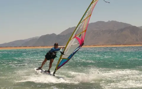 Listopadowy windsurfing: Gdzie wieje i grzeje? Ekspert radzi!