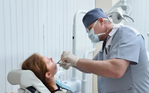 Zdjęcie szwów u dentysty: Ile zapłacisz? Kiedy za darmo?