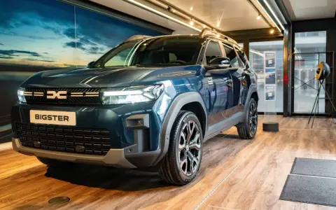 Nowy Dacia Bigster w ciemnoniebieskim kolorze, prezentowany w salonie. Sprawdź jego atrakcyjną dacia bigster cenę!