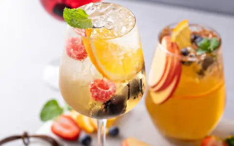 Orzeźwiające drinki z malinami, pomarańczą i miętą. Idealne z czym pić prosecco na letnie popołudnie.