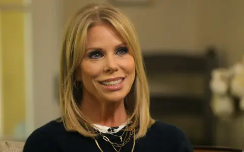 Cheryl Hines, nota per i suoi film e programmi TV, sorride con i suoi capelli biondi e gli occhi azzurri.