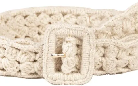 Cinturón de ganchillo color crema con hebilla dorada. Un accesorio artesanal que añade textura a cualquier atuendo.