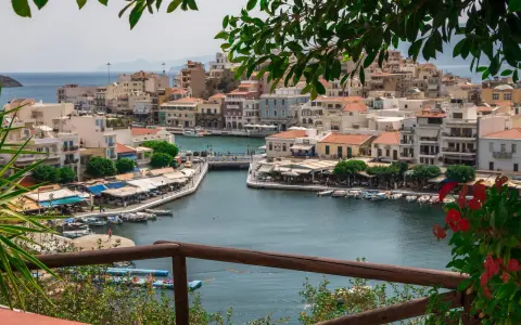 Malowniczy widok na port w Agios Nikolaos na Krecie. Woda lśni, a nadbrzeże tętni życiem.
