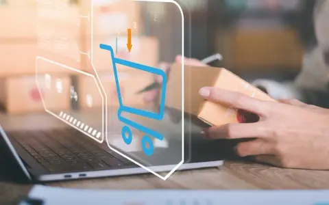 Wizualizacja procesu sprzedaży online. Widoczny laptop, ręce trzymające paczkę i ikony koszyka. To pokazuje, jak działa Baselinker.