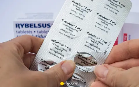 Dłonie trzymają opakowanie leku Rybelsus, który jest stosowany w leczeniu cukrzycy typu 2 i może wspierać rybelsus na odchudzanie.