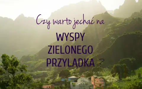 Wyspy Zielonego Przylądka: kiedy jechać? Malowniczy krajobraz z górami, zielenią i kolorowymi domkami.