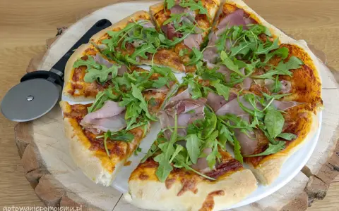 Pizza z szynką i rukolą, idealna na szybki obiad. Ciasto na pizzę dzień wcześniej przygotowane, teraz tylko piec i cieszyć się smakiem.