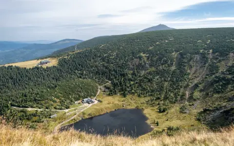 Malowniczy widok na górskie jezioro i schroniska w Karkonoszach. Idealne miejsce na wakacje w górach.