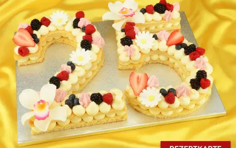 Zahlentorte 25 mit viel Creme, Beeren und Blüten. Ein süßer Genuss für jeden Anlass.