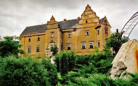 Zaniedbany pałac w Lwówku Śląskim, otoczony bujną zielenią, to jedna z jego tajemniczych atrakcji.