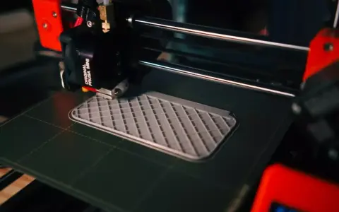 Ile kosztuje godzina druku 3D? Pełna wycena i ukryte koszty.