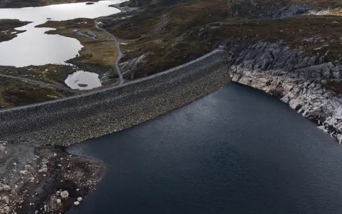 Staudamm in Norwegen, der Wasser speichert. Dies ist wichtig für den Strompreis in Norwegen, da Wasserkraft eine große Rolle spielt.