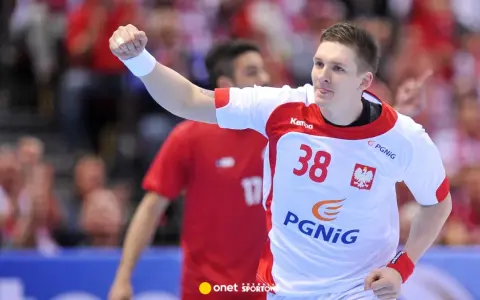 Łukasz Gierak, numer 38, w białej koszulce z orłem, świętuje zdobycie punktu.