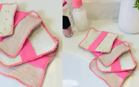 Lingettes démaquillantes lavables faites maison, roses et beiges, avec des points dorés. Un geste écologique pour votre routine beauté.