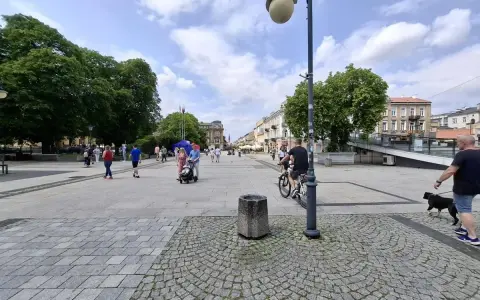 Spacer po centrum Radomia, gdzie widać ludzi spacerujących, jeżdżących na rowerze i z psem. Ile ludzi mieszka w Radomiu? Tyle, ilu widać na tym zdjęciu i znacznie więcej!