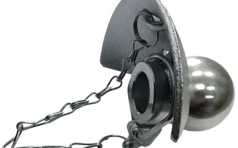 Metalowa kula ramienia podnośnika z łańcuchem zabezpieczającym.