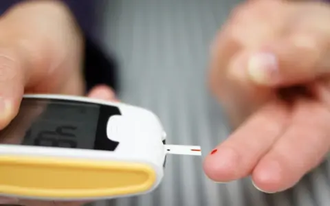 Pomiar glukometrem pokazuje prawidłowy poziom cukru we krwi z palca. Wynik 4.8 mmol/L.