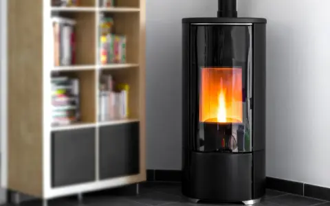 Stufa a pellet moderna con fiamma viva. Nonostante il calore, la stufa a pellet fa male se non ben ventilata.