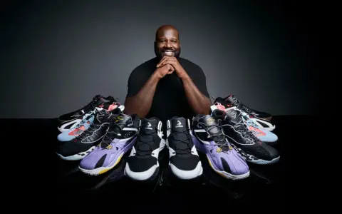 Shaquille O'Neal prezentuje kolekcję butów, pokazując, jak duży jest jego rozmiar buta.