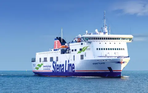 Prom na morzu z napisem Stena Line. Płynie po spokojnych wodach, oferując pasażerom dostęp do wifi.