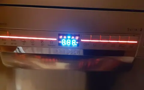 Panel zmywarki Bosch Serie 2 z ikonami programów: Eco, Auto, 70°, 1h, 65°, 50°, ulubiony. Wyświetlacz pokazuje 8:88.