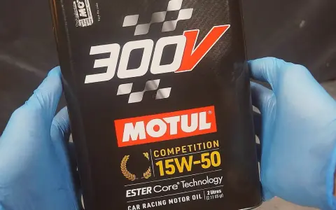 Motul 300V 15W50: Ekspert radzi czy warto w niego inwestować?