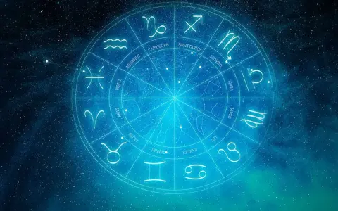 Zodiakalny krąg na tle kosmosu. Każdy znak zodiaku, od Barana po Ryby, symbolizuje drogę do numerologicznej 10.