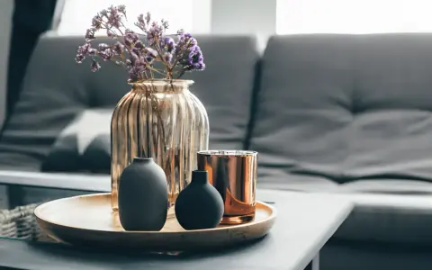 Mesita rinconera: ¿Cómo elegirla y decorarla para un salón ideal?