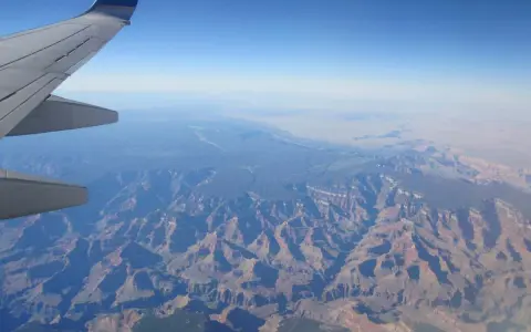 Ving av flygplan över Grand Canyon. Undrar hur lång tid det tar att flyga till USA och se detta?