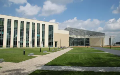 Nowoczesny budynek z przeszklonym atrium, idealny dla prywatne uczelnie Poznań.