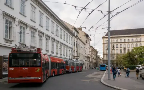 Czerwone trolejbusy w Budapeszcie, idealne, by dowiedzieć się, jak dojechać z lotniska w Budapeszcie do centrum.