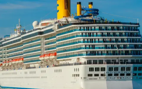 La nave da crociera Costa Mediterranea solca le acque blu, pronta per un'avventura nel Mar Mediterraneo.