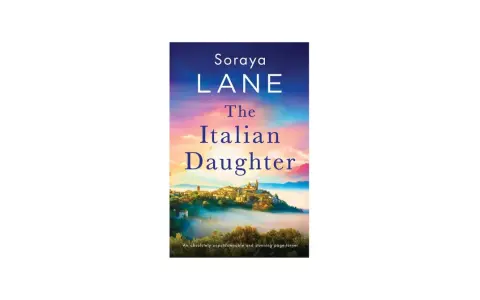 Okładka książki "The Italian Daughter" Sorayi Lane. Wzgórze z miasteczkiem we mgle, nad którym rozciąga się barwne niebo.