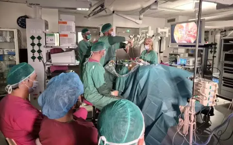 Zespół medyczny podczas operacji guza nerki. Po udanym zabiegu rozpoczyna się rehabilitacja po operacji guza nerki.