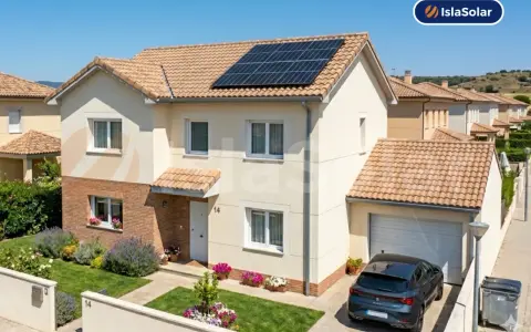 Casa moderna con paneles solares en el tejado, promoviendo el ahorro con paneles solares. Jardín cuidado y coche aparcado.