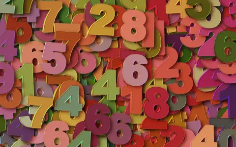 Kolorowe cyfry tworzą tło, jakby symbolizowały nowy **1 rok numerologiczny**. Wśród nich widać liczby 6, 5, 7, 8, 4, 2, 3, 1.