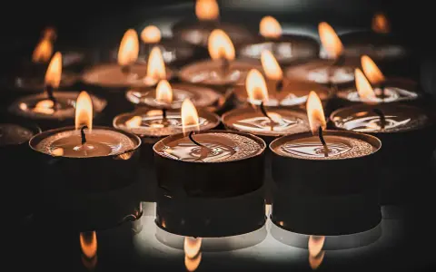 Płonące świece tworzą ciepłą, migotliwą poświatę. Ich światło symbolizuje nadzieję i siłę w modlitwach ochronnych przed złymi ludźmi.
