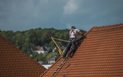 Jak chodzić po dachu z dachówki i uniknąć niebezpieczeństw