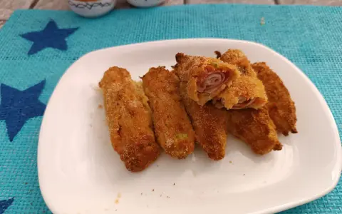 Fiori di zucca ripieni dorati e croccanti, un antipasto invitante.