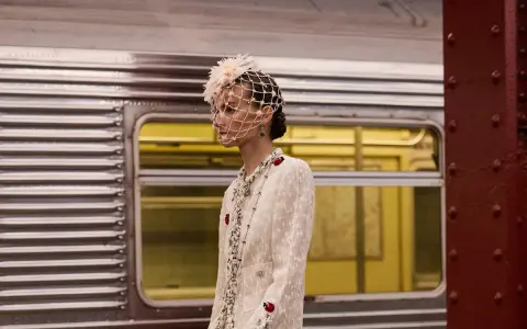 Eleganza in stile coco chanel anni 20, con velo e perle, in attesa del treno.