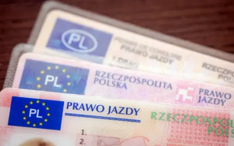 Kilka polskich praw jazdy ułożonych jedno na drugim. Ważność prawa jazdy jest kluczowa dla każdego kierowcy.