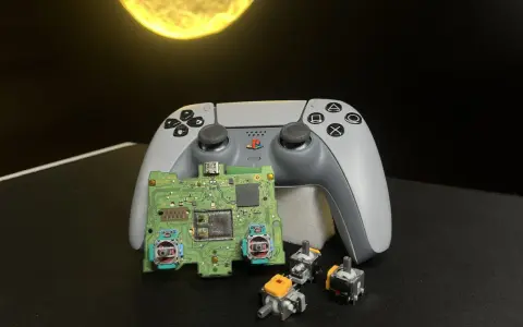 Na zdjęciu widać rozłożony kontroler DualSense z płytką drukowaną i kilkoma joystickami.